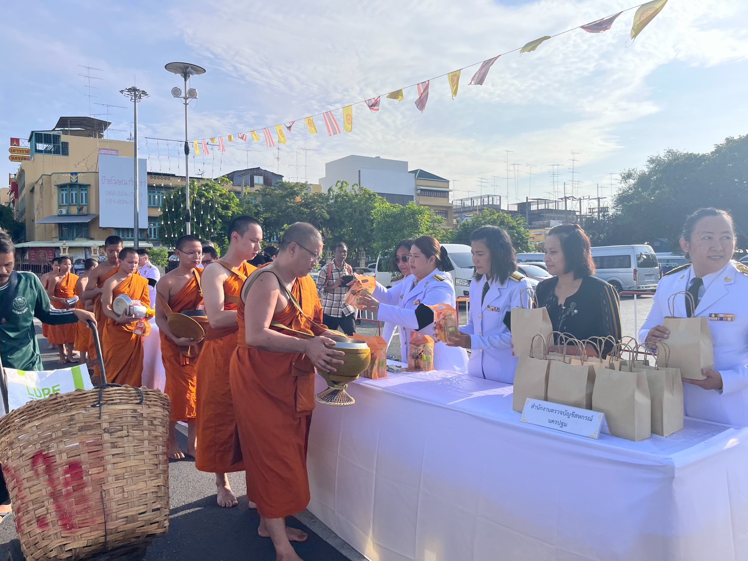 title - ส.ป.ก. นครปฐม เข้าร่วมพิธีสวดพระพุทธมนต์  และพิธีทำบุญตักบาตรถวายพระราชกุศล เนื่องในโอกาสการประกาศยกย่องพระเกียรติคุณ พระราชกรณียกิจ ในวาระครบ 100 ปี สมเด็จพระนางเจ้ารำไพพรรณี พระบรมราชินี ในรัชกาลที่ 7 